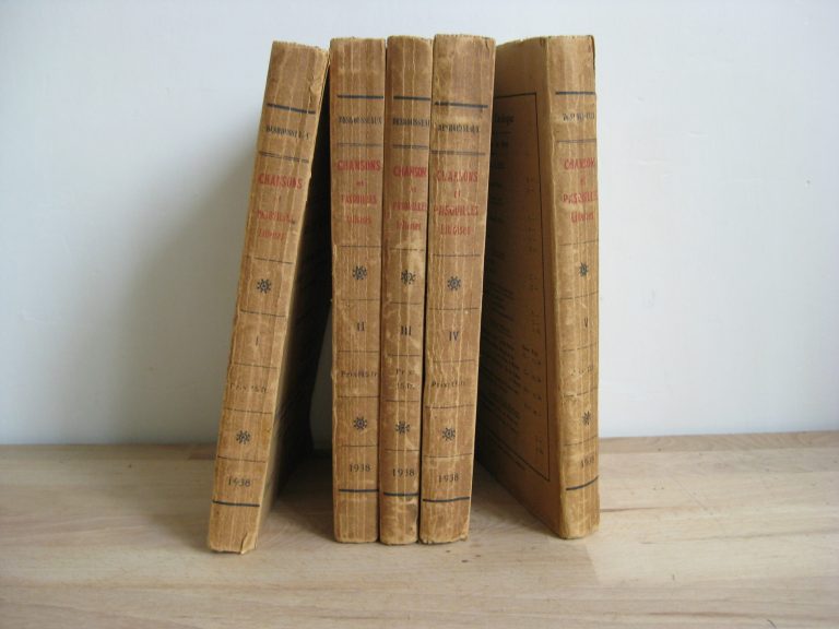 Toutes les œuvres en patois du chansonnier Desrousseaux en cinq volumes.