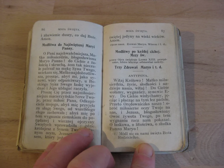 Livre polonais de prières dont Modlitwy  do spowiedzy sw