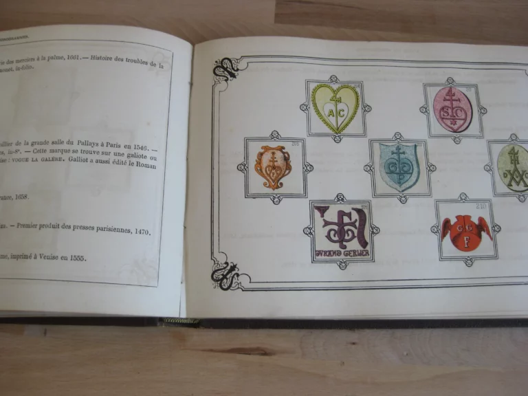 Album de Monogrammes historiques et Modernes (avec plus de 700 monogrammes) Album de Monogrammes historiques et Modernes (avec plus de 700 monogrammes)