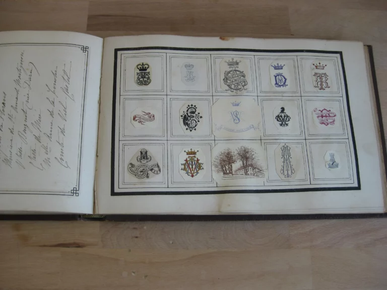 Album de Monogrammes historiques et Modernes (avec plus de 700 monogrammes) Album de Monogrammes historiques et Modernes (avec plus de 700 monogrammes)