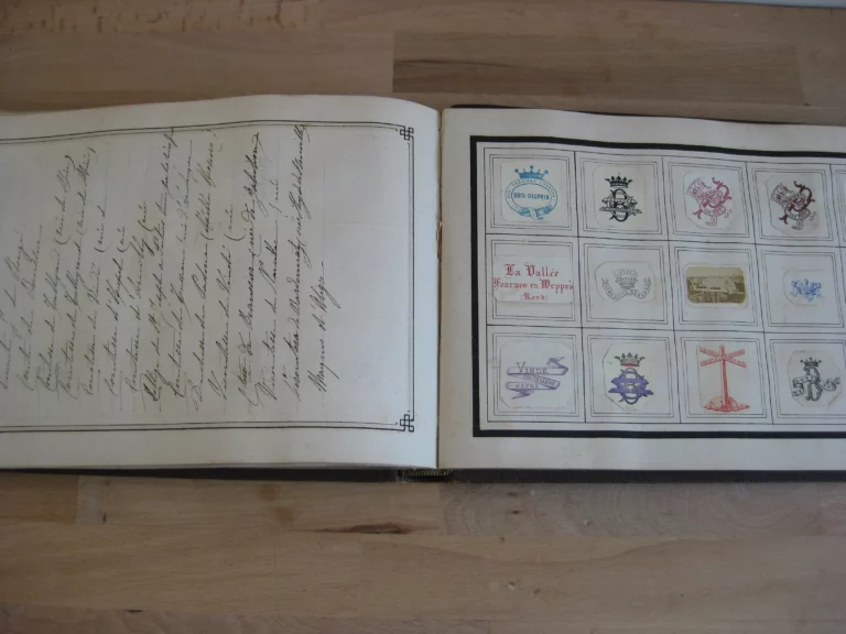 Album de Monogrammes historiques et Modernes (avec plus de 700 monogrammes) Album de Monogrammes historiques et Modernes (avec plus de 700 monogrammes)