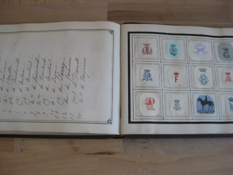 Album de Monogrammes historiques et Modernes (avec plus de 700 monogrammes) Album de Monogrammes historiques et Modernes (avec plus de 700 monogrammes)