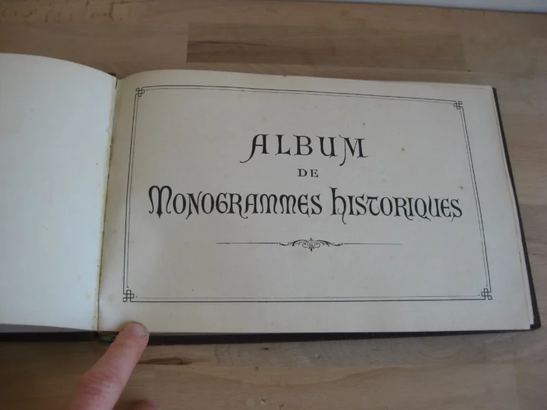 Album de Monogrammes historiques et Modernes (avec plus de 700 monogrammes) Album de Monogrammes historiques et Modernes (avec plus de 700 monogrammes)