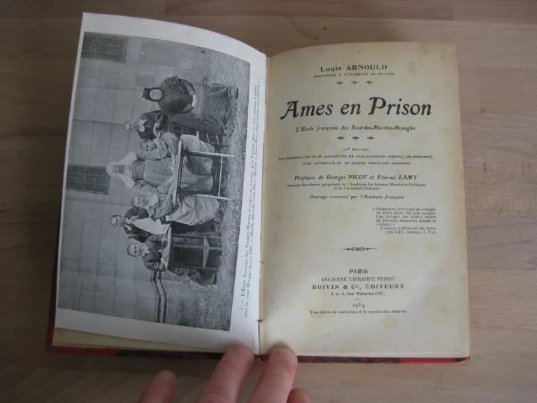 Âmes en prison - L’école française des sourdes-muettes-aveugles et leurs sœurs des deux mondes