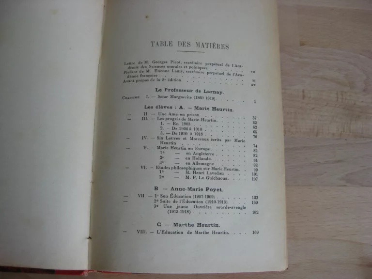 Âmes en prison - L’école française des sourdes-muettes-aveugles et leurs sœurs des deux mondes