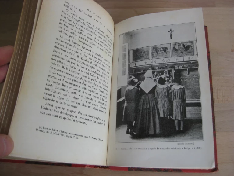 Âmes en prison - L’école française des sourdes-muettes-aveugles et leurs sœurs des deux mondes