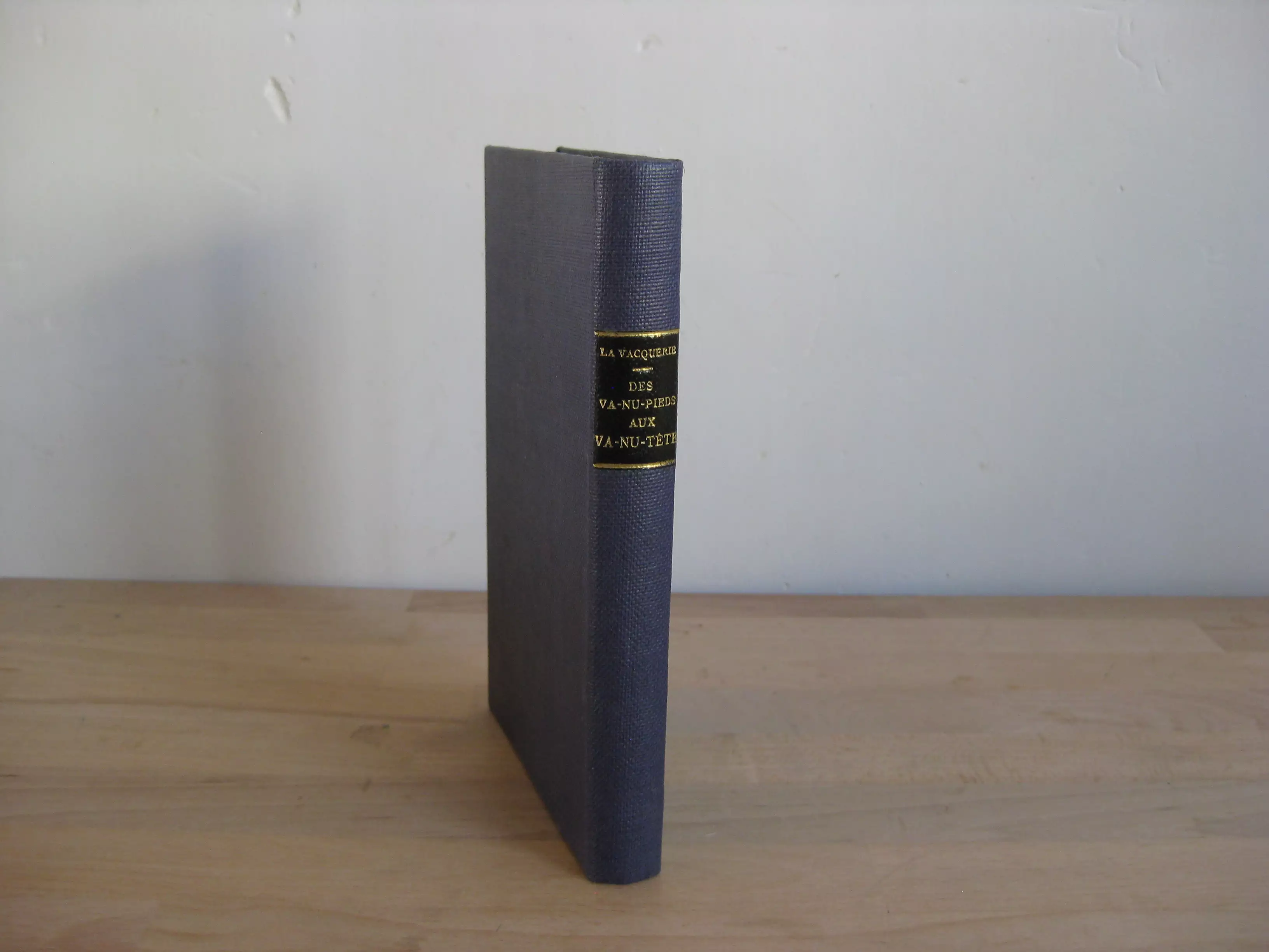 Des va nu pied aux va nu tête. Deux époques - Signé