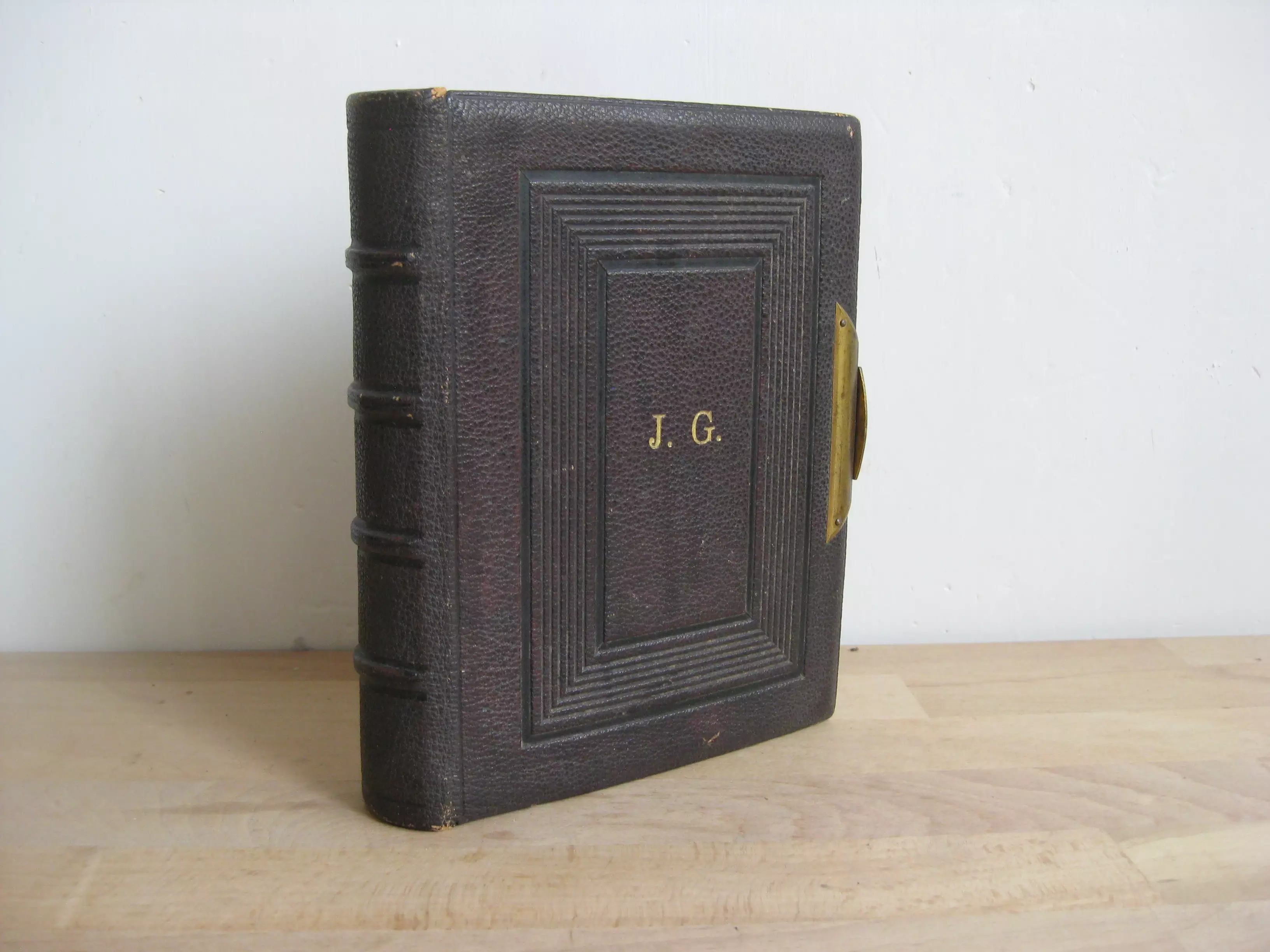 Réunion de 110 monogrammes